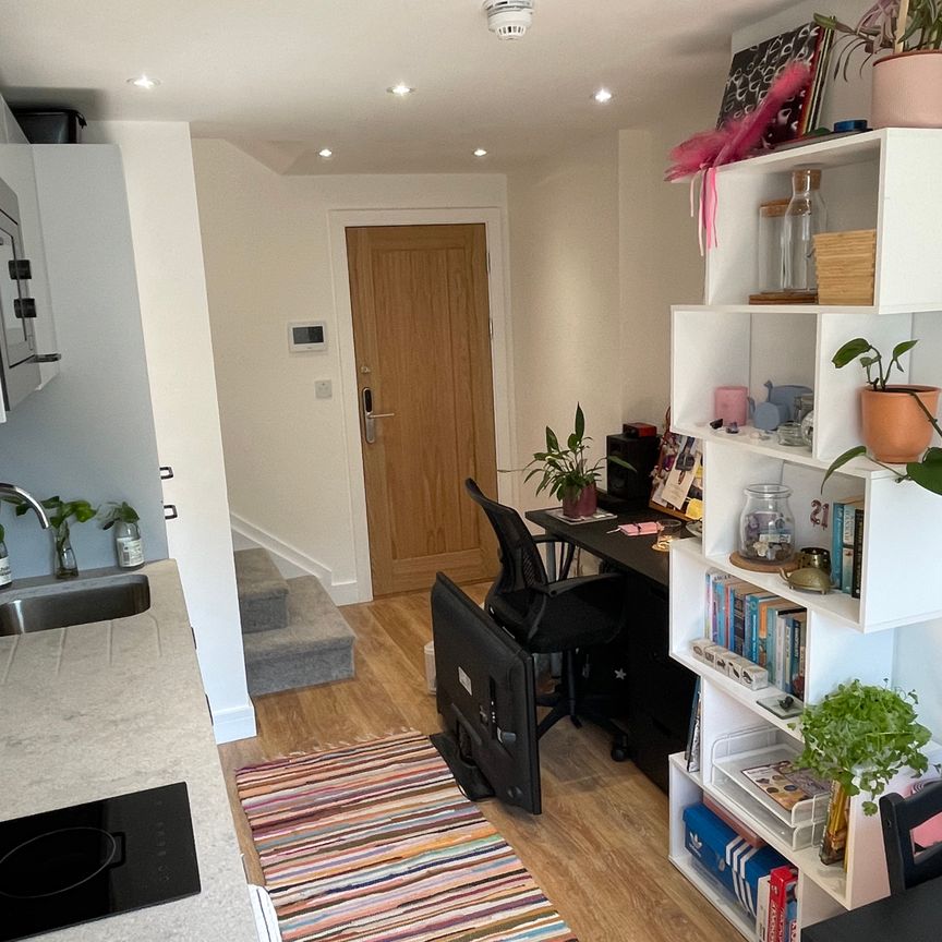 High Quality High Specification Student House - Individual Self Contained Suites Suite 4 - Photo 1