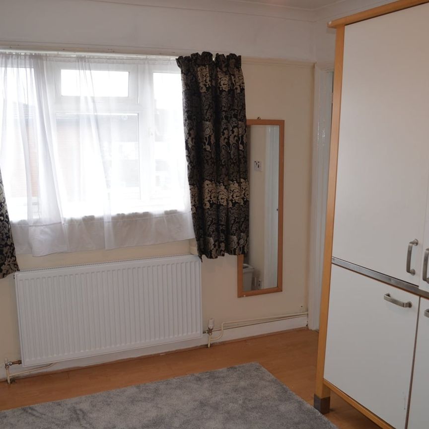 Studio Flat, Blandford Road, BR3 - Photo 1