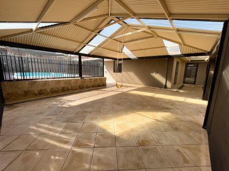 Spacious family living with poolside paradise! - Photo 5