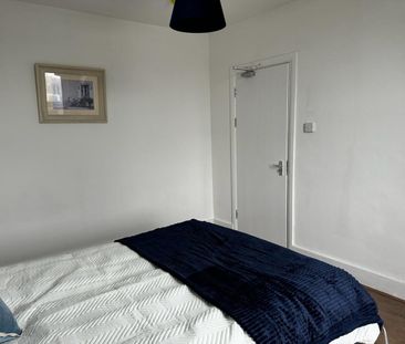 Room in a Shared Flat, Garratt Lane, SW18 - Photo 4