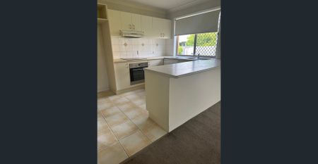 Spacious townhouse with affordable rental price! - Photo 4