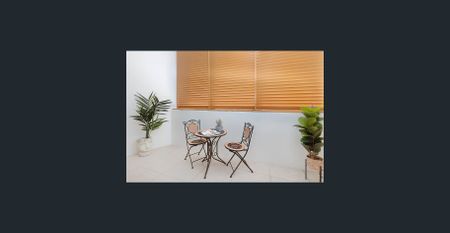 Sleek Designer Apartment - Photo 4