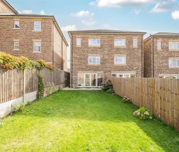 4 bedroom end of terrace house to rent - Photo 3