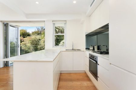 Stylish One Bedroom in North Bondi - Photo 3