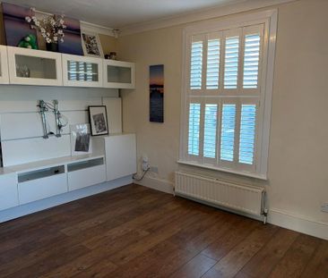 3 bedroom end of terrace house to rent - Photo 2