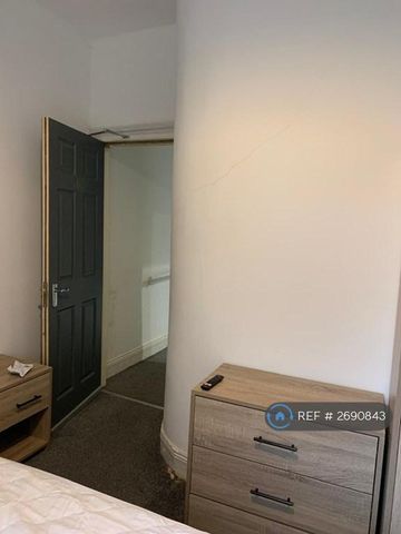 1 bedroom in a house share to rent - Photo 4