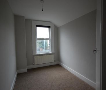 3 bedroom end of terrace house to rent - Photo 4