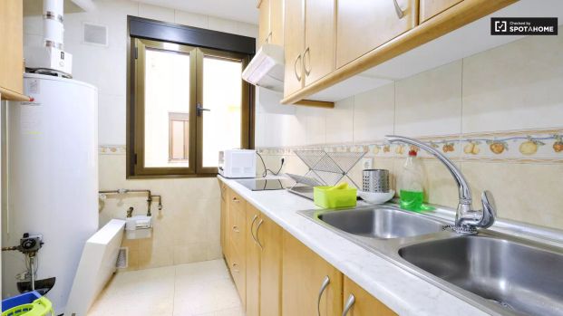 Great room with ensuite bathroom to rent in residence in Trafalgar - Photo 1