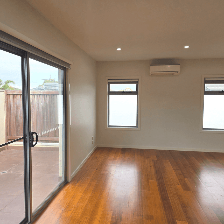 Stylish, Light-Filled Townhouse in Prime Location - Photo 1