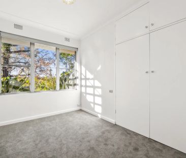 Classic family home in private setting - Photo 4