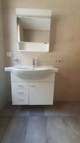 LUSSY-PRÈS-ROMONT – ROUTE DU VILLAGE 21 – BEAU 3.5 PIÈCES AU REZ-DE-CHAUSSÉE – CUISINE RÉNOVÉE – ENSOLEILLÉ - Foto 2