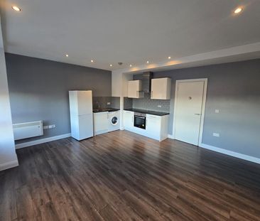 Regarth Avenue, Romford RM1, London - Photo 3
