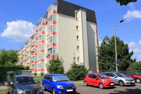 Einzug ab 01.06.2026 möglich. Balkon, Aufzug und EBK mit WM vorhanden! Ideale Wohnung für Pendler… - Photo 4