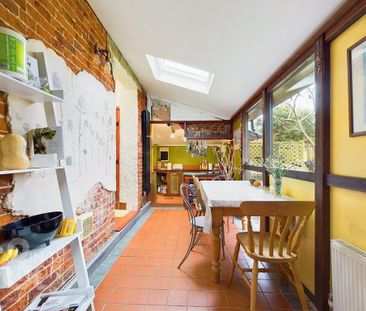 4 bedroom semi-detached house to rent - Photo 6