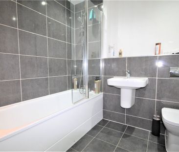 Queenswood Crescent, Englefield Green, Egham, Surrey, TW20 0AT - Photo 2