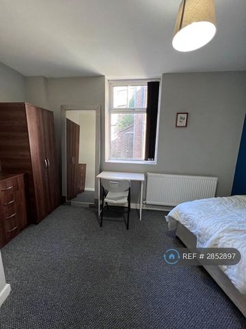 1 bedroom in a house share to rent - Photo 2