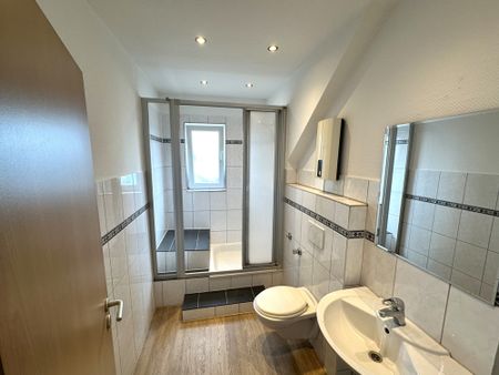 Gemütliche 3-Zimmer-Dachgeschosswohnung in Gelsenkirchen-Buer! Einbauküche inklusive - Photo 5