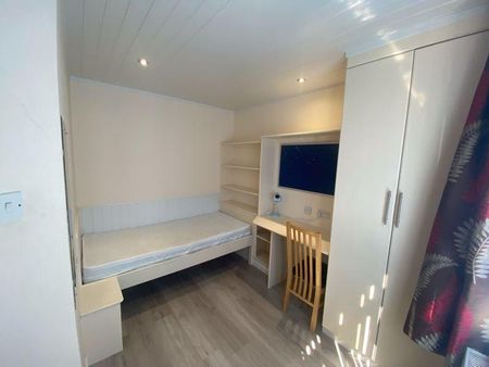 6 bedroom semi-detached house to rent - Photo 4