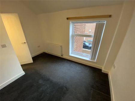 2 bedroom end of terrace house to rent - Photo 2