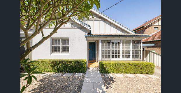 Freestanding house & pool close to Russell Park/waterfront - Photo 1