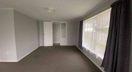 Spacious 3-Bedroom Home with 2 Outside Sleepouts - Photo 2