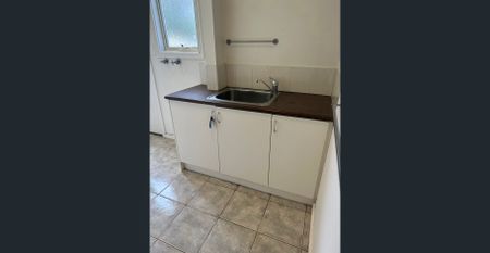 3 Bedroom house in quiet area, next to Thornbury high school, big backyard. - Photo 2