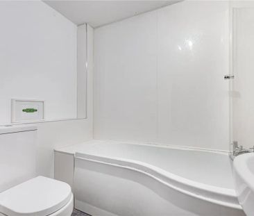 2 bedroom flat in Battersea - Photo 1