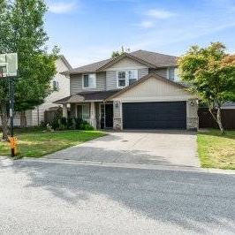 4 Bedroom + Den 3 bathroom on Phelps Ave. House For Rent with Backyard - Photo 1