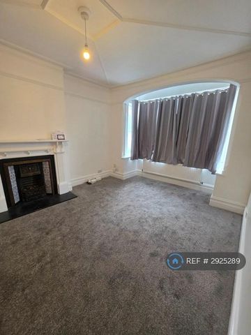 4 bedroom semi-detached house to rent - Photo 5