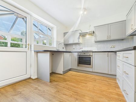Semi-detached house to rent on - Photo 2