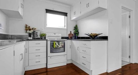 3 BEDROOMS & 1 BATHROOM IN BLOCKHOUSE BAY - Photo 2