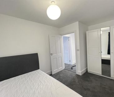 4 bedroom semi-detached house to rent - Photo 5