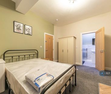 1 bedroom in a house share to rent - Photo 2