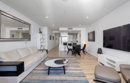 High Floor in Sundale Meriton - Luxury furnished - Photo 2