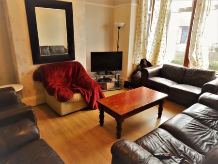 8 bedroom House in Derwent Water Terrace, Leeds - Photo 2