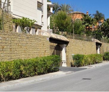 Detached Villa in Los Arqueros - Photo 1