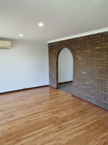 IDEAL FAMILY HOME - Photo 2