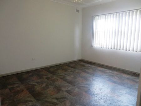 BEAUTIFUL FAMILY HOME!! - Photo 3