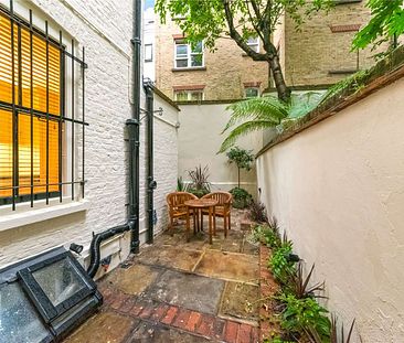 A beautifully restored townhouse offering contemporary living in the heart of Soho. - Photo 1