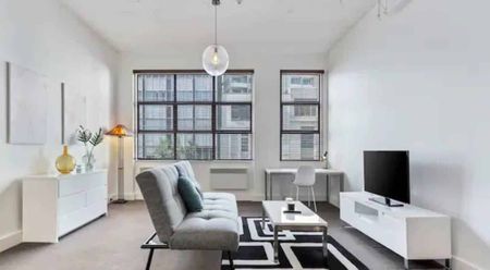 Living With Style - Photo 2