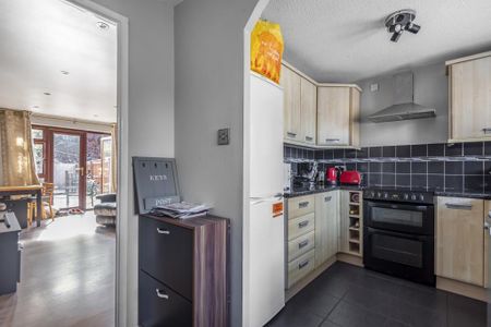 2 bedroom semi-detached house to rent - Photo 5