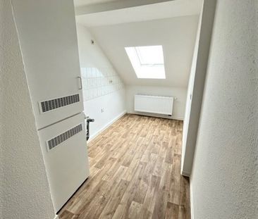 Perfekte Singlewohnung mit Einbauküche im Dachgeschoss! - Photo 2