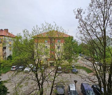 Przestronne mieszkanie z balkonem wśród zieleni - Zdjęcie 3