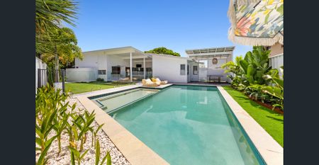 SINGLE-LEVEL LUXE COASTAL LIVING – BEACHSIDE CASUARINA - Photo 2