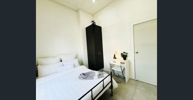 Spacious 5-Bedroom House in Leichhardt – Group-Friendly & Fully Furnished - Photo 1