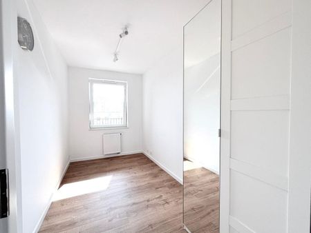 2024 rok, GOCŁAW, 3 pok. + komórka +2x garaż 50.63 m² - Photo 4