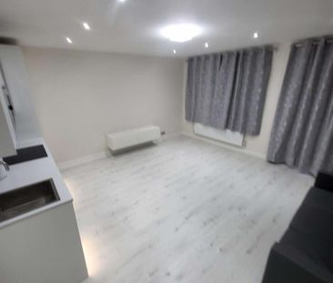 1 bedroom in a flat share to rent - Photo 5