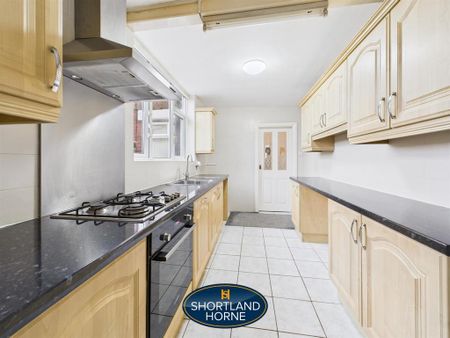 3 bedroom end of terrace house to rent - Photo 2