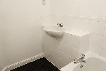 2 Bed Flat, Marshland Square, RG4 - Photo 3
