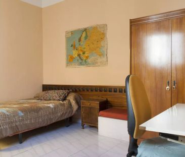 Room in a shared 2-bedroom apartment for rent in Universidad. - Photo 6